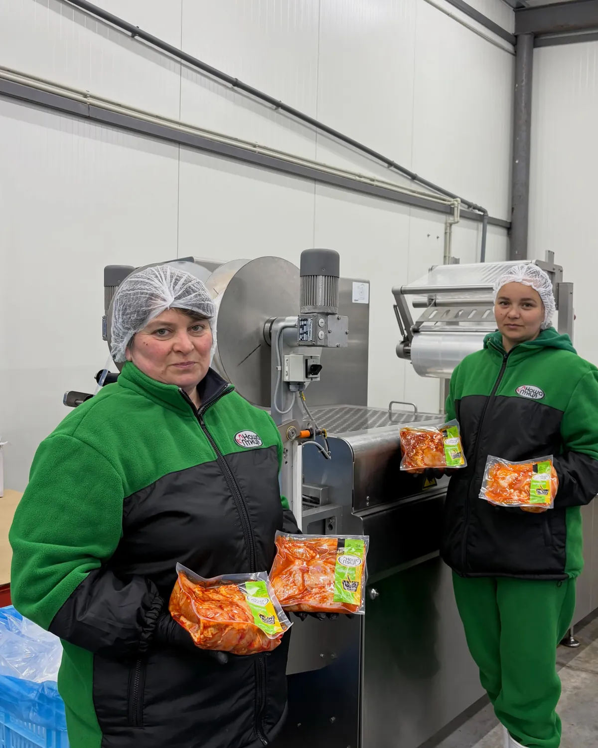 Працівниці ТОВ «Наша Птиця» з маринованою курятиною у цеху пакування